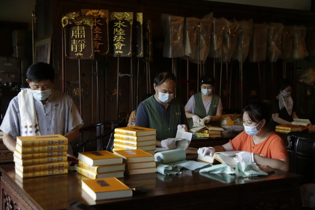 六月晴明翰墨香，翻晒藏经味清凉——灵隐寺传统晒经活动