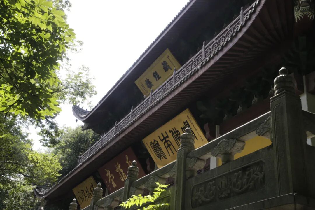 六月晴明翰墨香，翻晒藏经味清凉——灵隐寺传统晒经活动