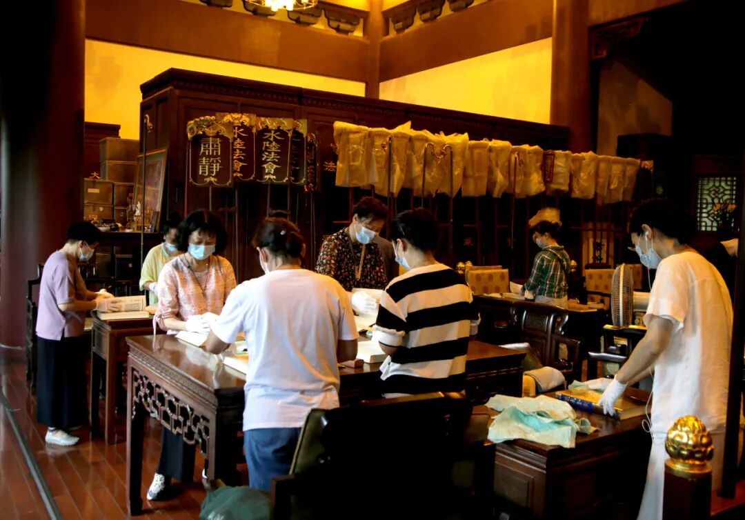 六月晴明翰墨香，翻晒藏经味清凉——灵隐寺传统晒经活动