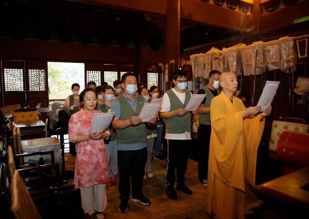 六月晴明翰墨香，翻晒藏经味清凉——灵隐寺传统晒经活动