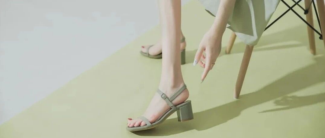 99元！搞定明星、超模都在穿的同款带跟凉鞋！现在！立刻！买它！