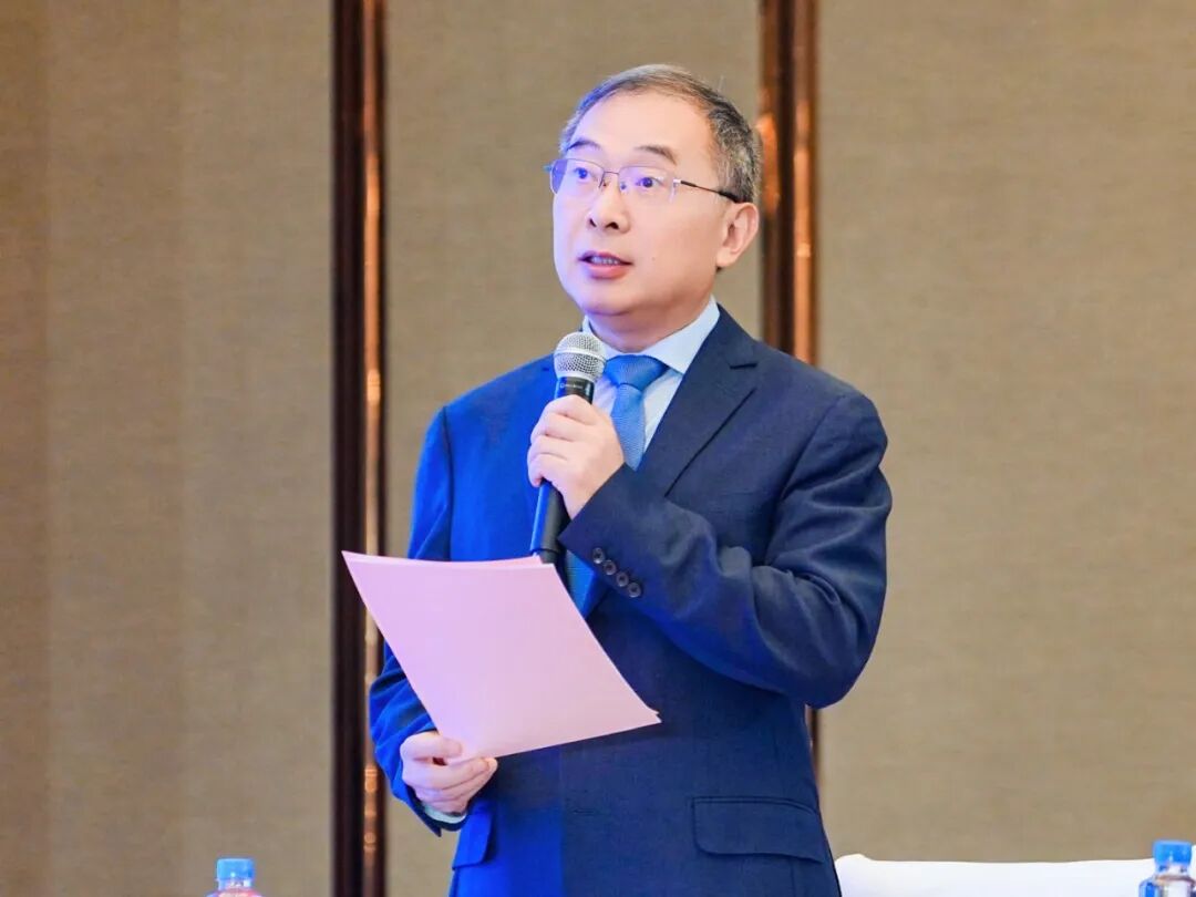 杨书记主持特邀报告.jpg