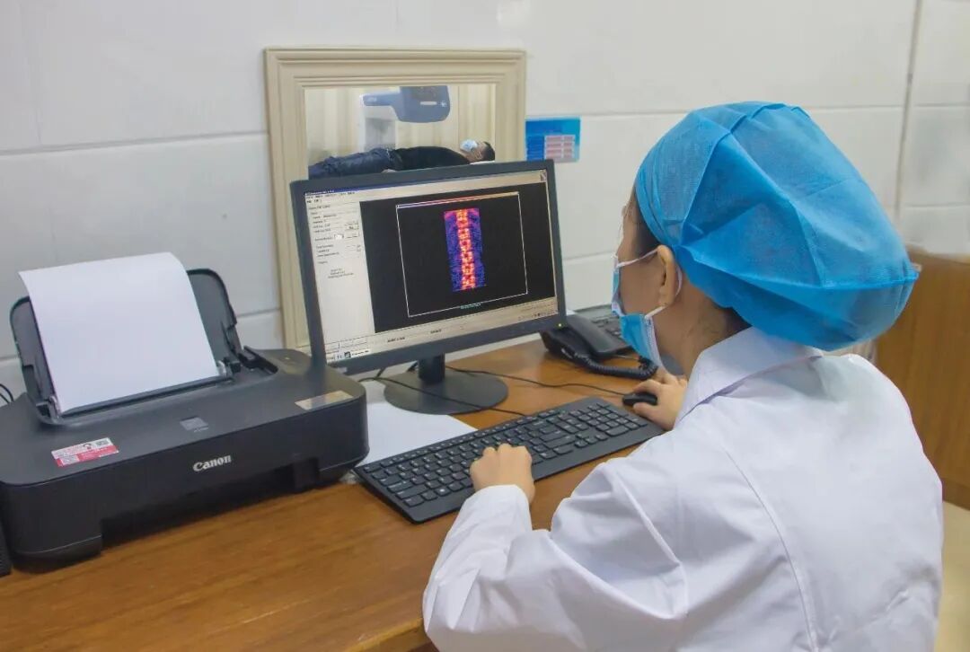 双能x骨密度检测仪为什么非得输入体重身高骨质疏松查哪个？看看双能X线骨密度检测，专业评估骨质疏松！_https://www.jmylbn.com_新闻资讯_第5张