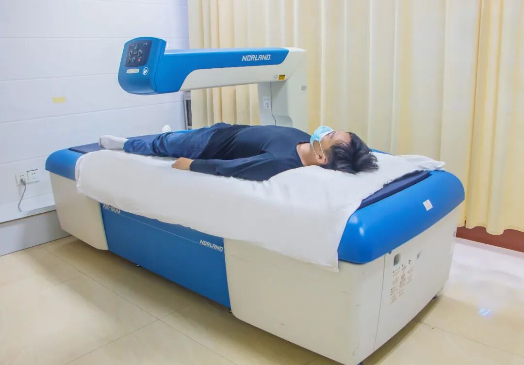 双能x骨密度检测仪为什么非得输入体重身高骨质疏松查哪个？看看双能X线骨密度检测，专业评估骨质疏松！_https://www.jmylbn.com_新闻资讯_第4张