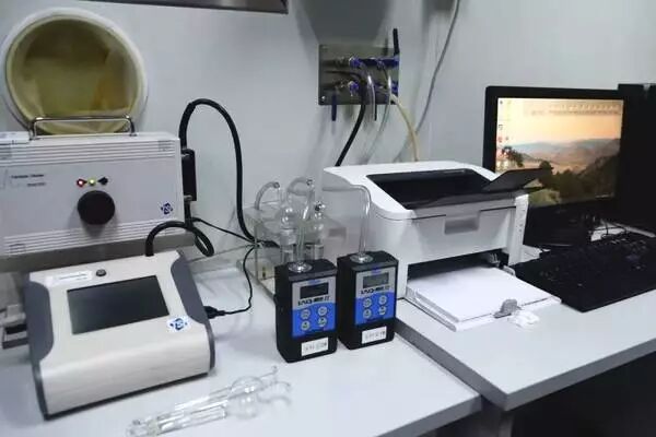 100万实验室日本极客小哥实测。新装修治理，除了开窗通风，你是否会用绿萝、果皮、活性炭等除甲醛？