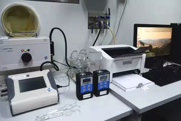 100万实验室日本极客小哥实测。新装修治理,除了开窗通风,你是否会用绿萝、果皮、活性炭等除甲醛? 100万实验室日本极客小哥实测。新装修治理,除了开窗通风,你是否会用绿萝、果皮、活性炭等除甲醛?