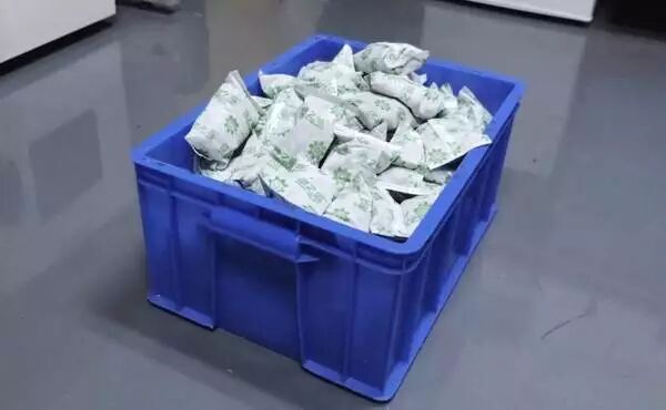 100万实验室日本极客小哥实测。新装修治理，除了开窗通风，你是否会用绿萝、果皮、活性炭等除甲醛？