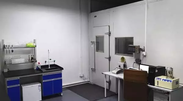 100万实验室日本极客小哥实测。新装修治理，除了开窗通风，你是否会用绿萝、果皮、活性炭等除甲醛？