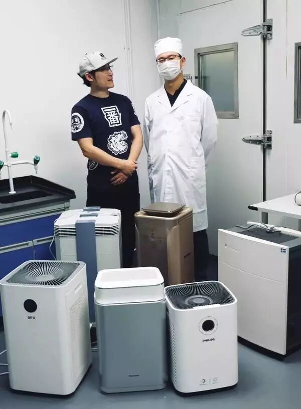 100万实验室日本极客小哥实测。新装修治理，除了开窗通风，你是否会用绿萝、果皮、活性炭等除甲醛？