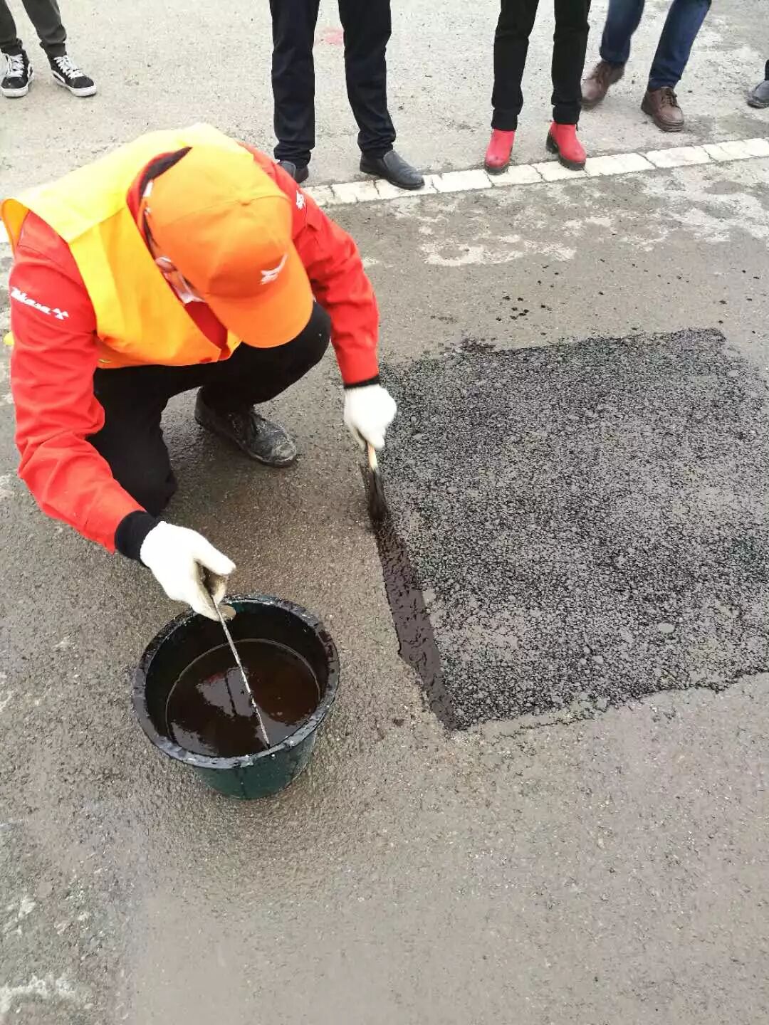 用乳化沥青进行封边