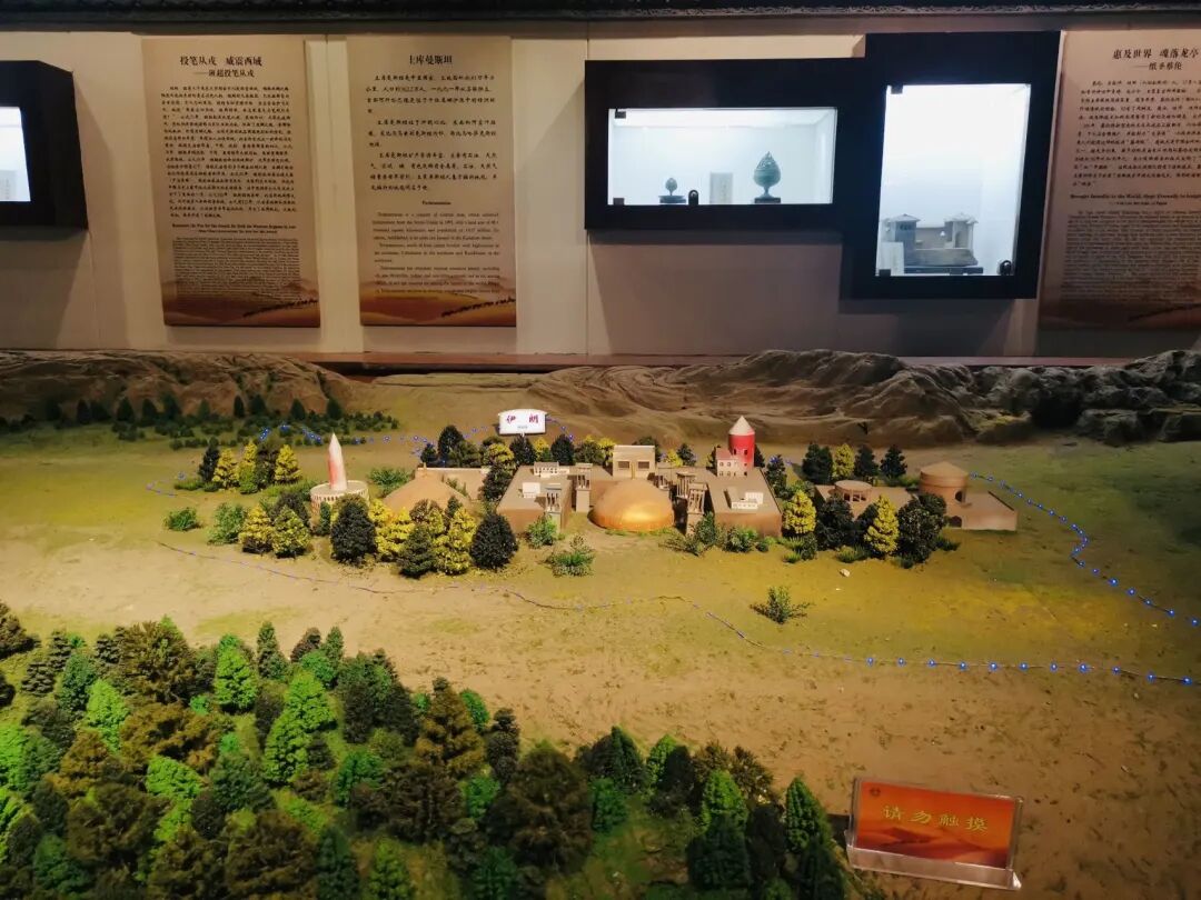 汉城湖丝绸之路专题展厅中的沙盘展示了以西汉张骞开拓丝路中线和丝绸