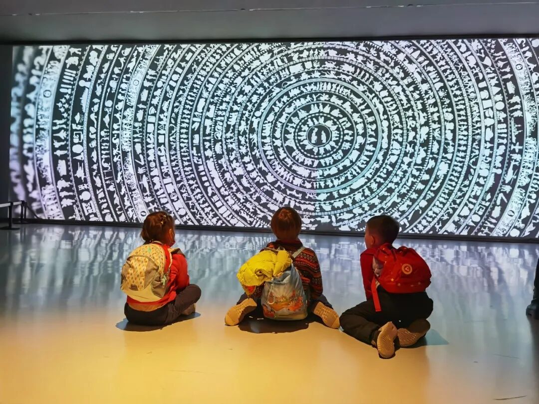 打卡“和动力——首届济南国际双年展”，宝妈们分享遛娃攻略和观展心得