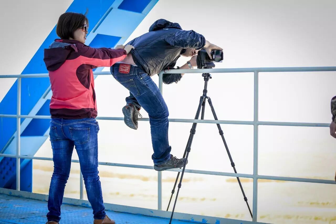 致敬第十七个记者节:一位摄像记者眼中的记者日常|芒果日志