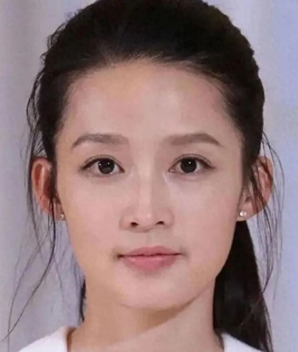 李沁素颜照引热议：原相机直拍清透出众，网友直呼“妆容再美也不及本色”