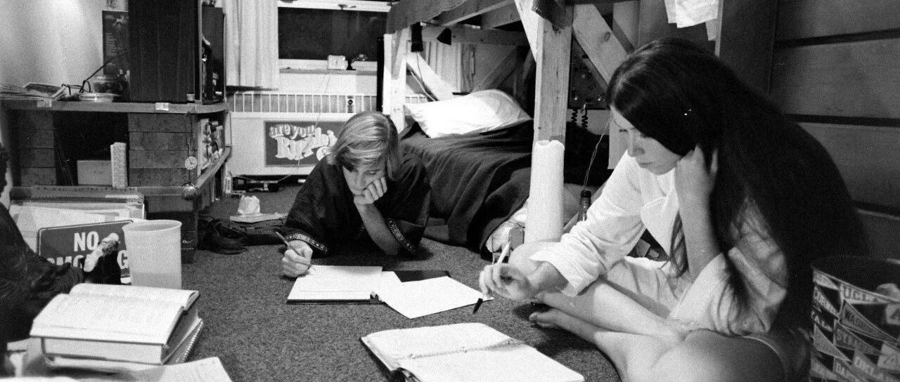 亲历艰难回国、半夜考试，在国内读书的留学生们还好吗？