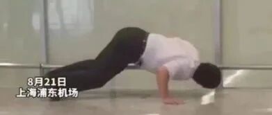 那个趴在浦东机场地上送娃留学的爸爸：他的孩子可能3年都不回来了