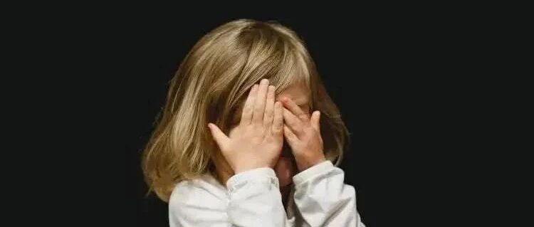 把老师举报到开除！那些利己主义的家长们，谁还敢教你们家娃？！