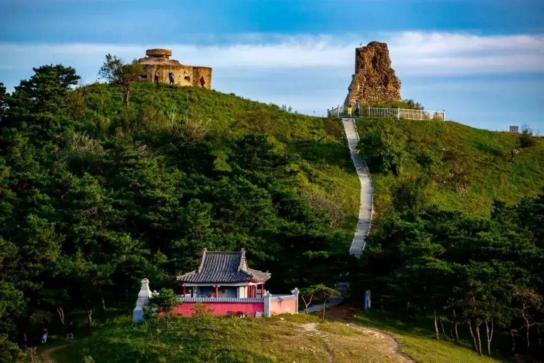 依托合叫七星山有七座紧紧靠在一起的小山在沈阳的西北角"七星连地脉