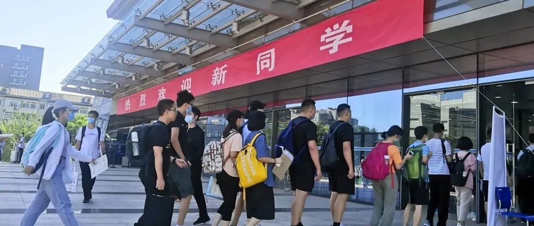 北大开学现15岁最小新生：高考696分, 中考成绩平平！看到她的家庭后，大家沉默了……