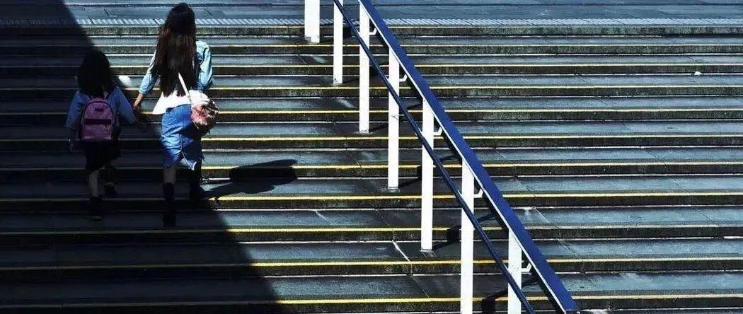 ”赚钱辛苦、我们家不富裕”, 家长要在孩子面前表露这样的态度吗？