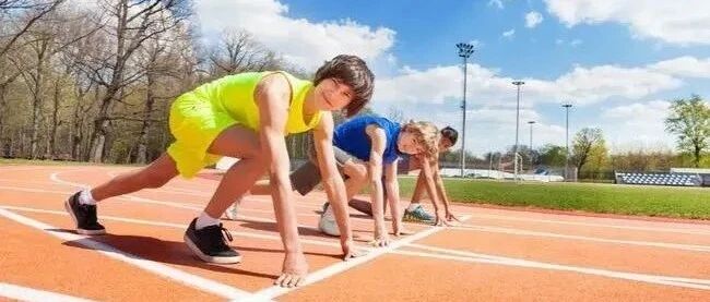 爹妈1米6孩子也能长到1米9？真相原来是……（附1~18岁青少年身高对照表）