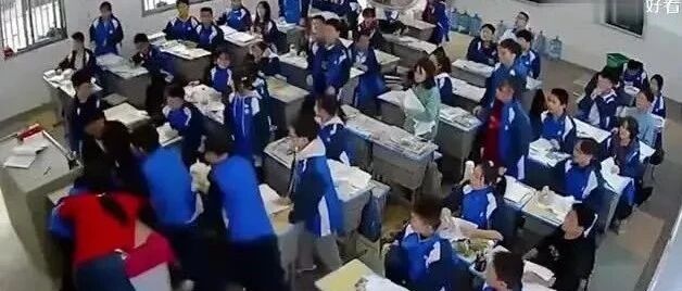 中学生冲上讲台打伤女老师，教育局和学校一同处理，结局有点意外！