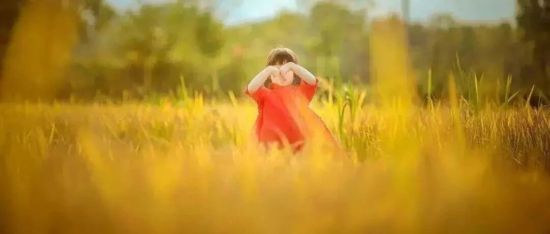 夫妻外出旅游，女儿活活饿死家中：“父母双亡”式家庭，孩子该有多可怜