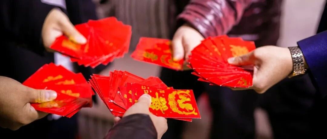 班主任假期结婚，家长统一随礼1000元，隔天家长收到微信愣住了