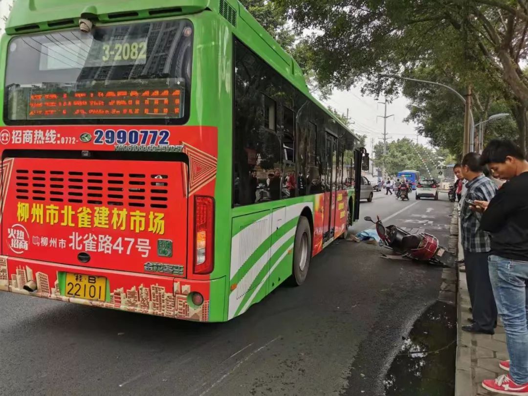 北雀桂景灣路口發生車禍,一人被碾壓身亡|公交車|電動車_網易新聞