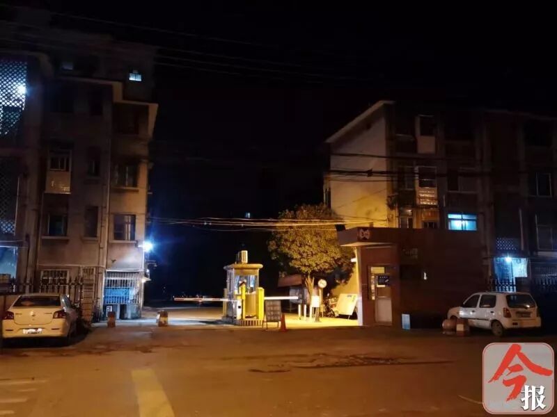 够癫狂！小车逆行后猛撞“挡路”面包车五六次