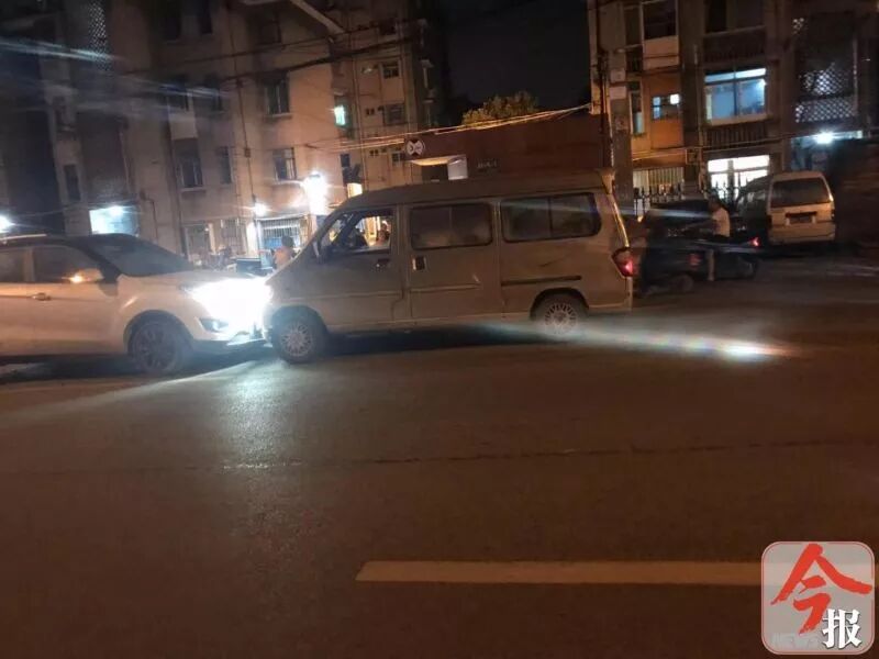 够癫狂！小车逆行后猛撞“挡路”面包车五六次