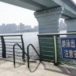 “啪”的一声！女青年突然做傻事，事发柳州这座桥附近