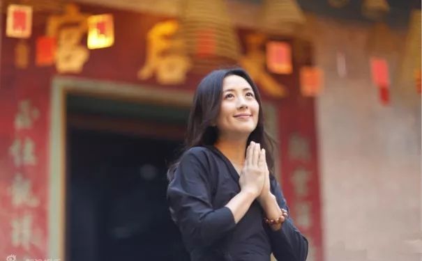 她曾是央视最美主持，茹素10余年，如今年近50依然美如少女！-图片14