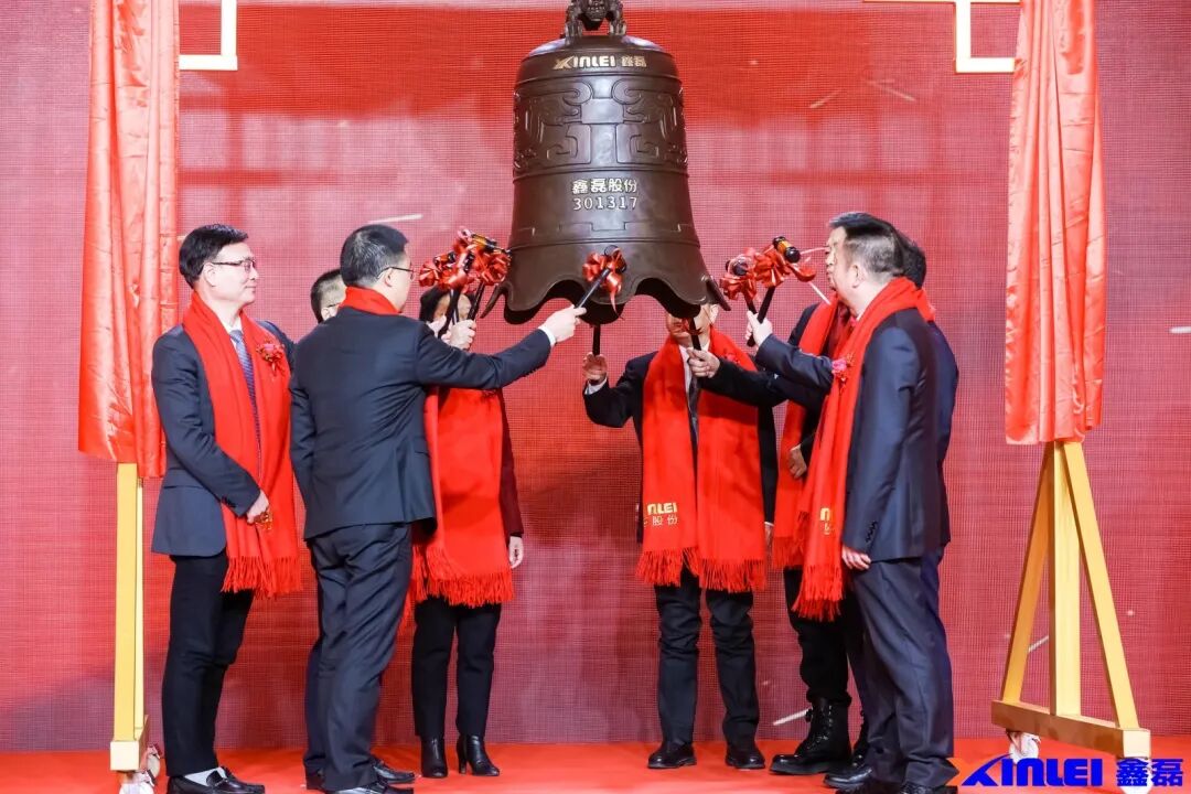 在仪式上台州市市委常委,温岭市市委书记朱建军先生为鑫磊股份成功