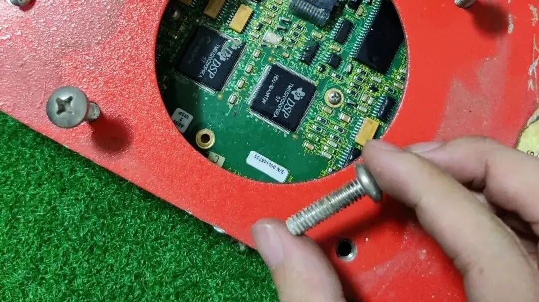拆解飞机黑匣子，看看内部构造、PCB及芯片的图12