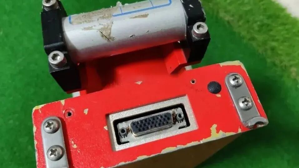 拆解飞机黑匣子，看看内部构造、PCB及芯片的图9