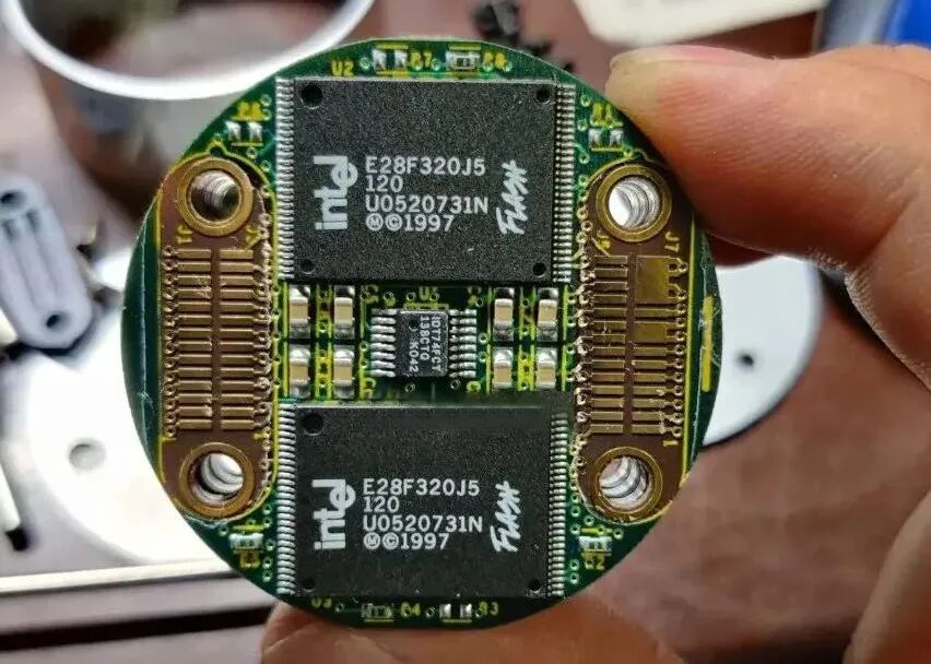 拆解飞机黑匣子，看看内部构造、PCB及芯片的图26
