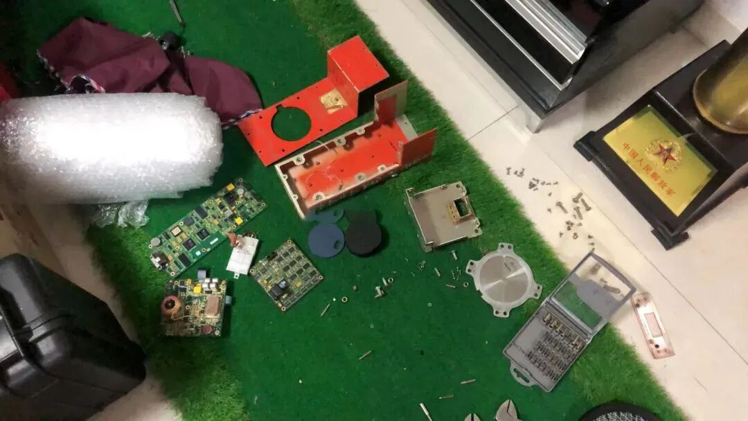 拆解飞机黑匣子，看看内部构造、PCB及芯片的图32