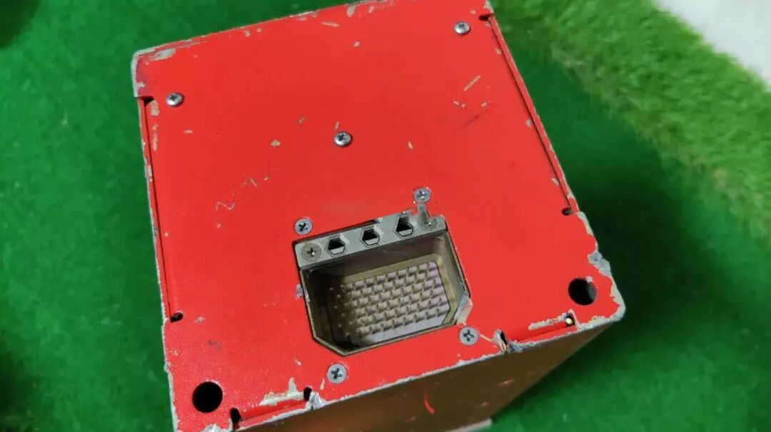 拆解飞机黑匣子，看看内部构造、PCB及芯片的图10