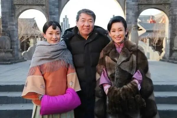 据传郑晓龙在拍摄电视剧《红高粱》时,先定了九儿由周迅演,九儿的大嫂