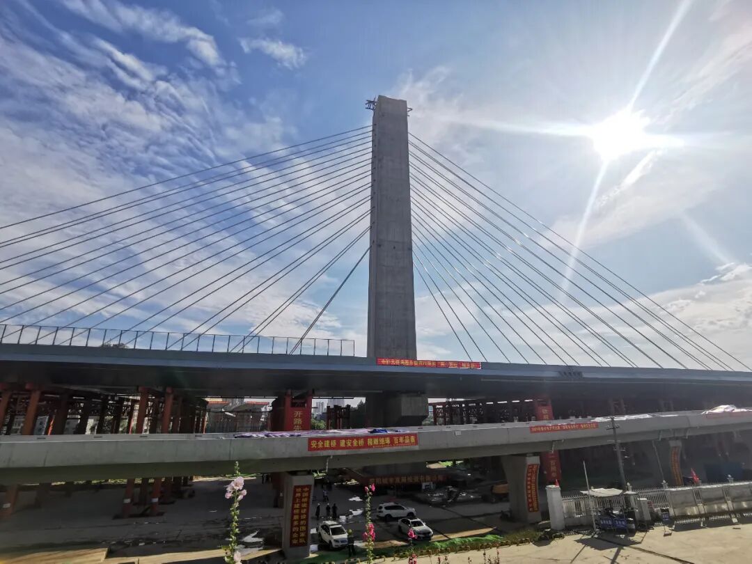 斜拉桥图片_王尹桥倾雁齿斜_东风145桥拉多少