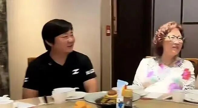 张雪香港饭局：一场中国饭局座次里的实力认同