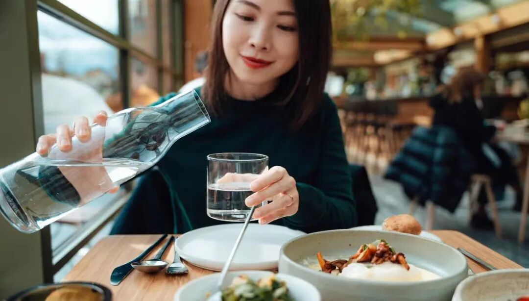老酒友喝酒，为什么总要配一杯水？