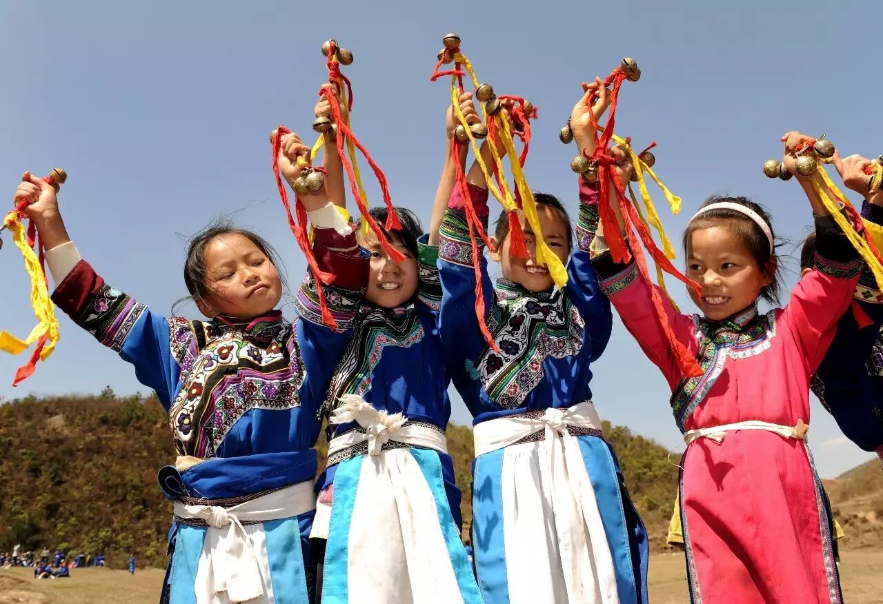 跳铃铛舞的小演员