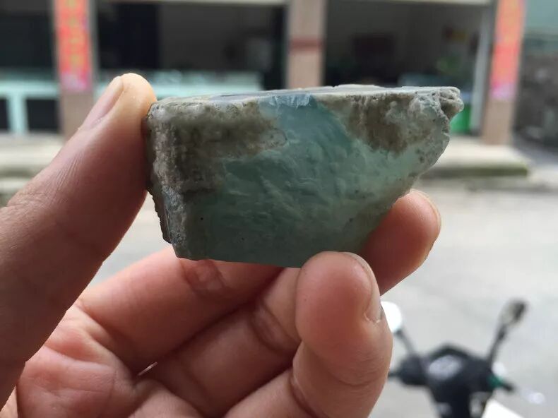 小伙3千淘的小原石，切出高冰“龙头”挂件，朋友欲出高价收购！