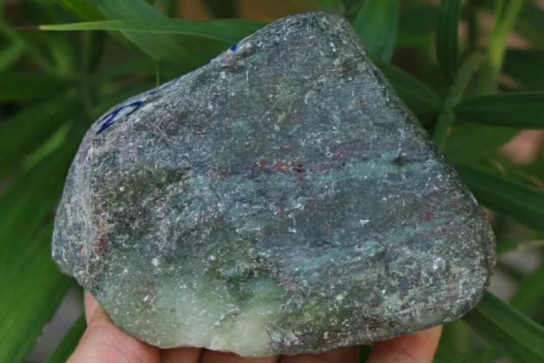 新手花4880入手的翡翠原石，切出冰种飘花小如意，一鸣惊人！