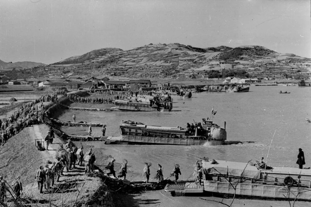 解放一江山岛的先头部队抢占岸岛98登陆部队向一江山岛制高点203