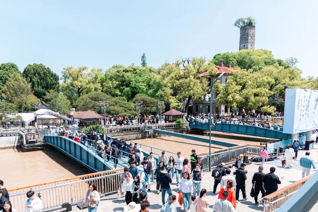 活动场景：五一江心屿游客图；拍摄来源：鹿城区文化和广电旅游体育局.jpg