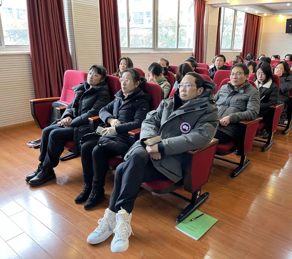 浦泾中学报告结束之后,魏澜校长布置了新学期全员导师制的相关工作,他