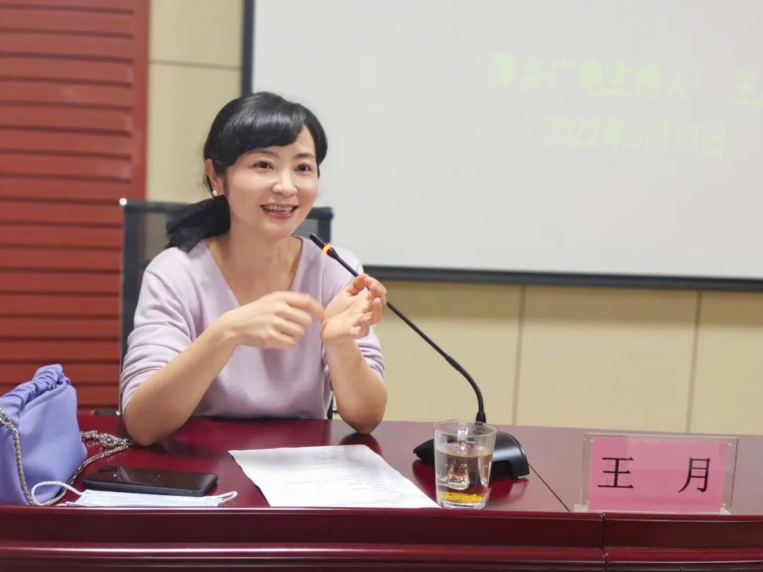 王月老师从演讲时的站姿,眼神,手势以及注意事项等方